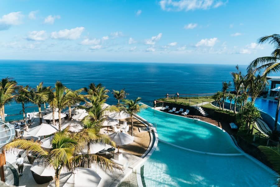Clifftop infinity pool overlooking open ocean